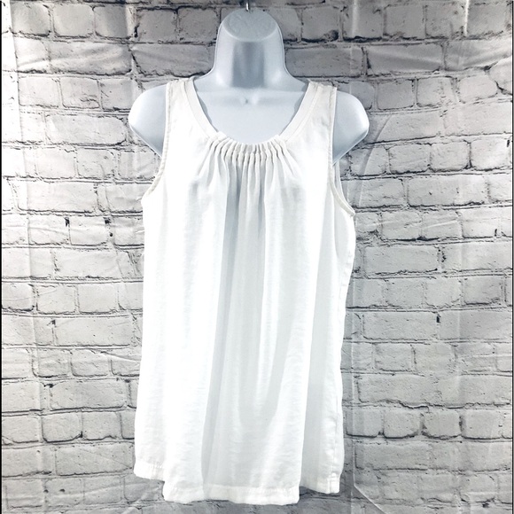 Vera Wang Tops - 🎉HP🎉Simply Vera by Vera Wang 🌹Rayon Sleeveless Top Measurements in Pics🌹